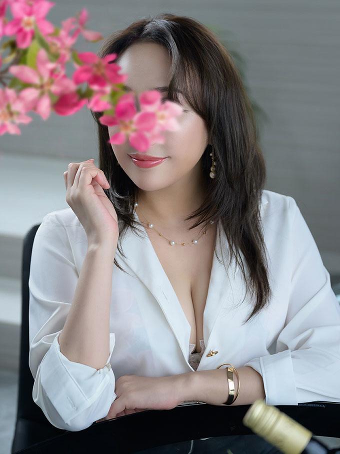 瑞木瑠華 | 吉原 ローテンブルク (1 / 8)